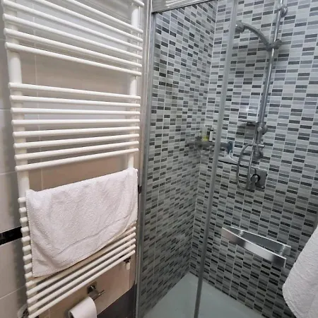 - Doppia Con Bagno Privato In Stupendo Attico Con Vista Mozzafiato Couette-café 4*